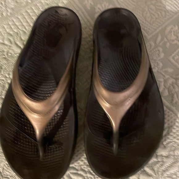 OOFO’S   flip flop size 6W woman’s silver slate grey - Picture 2 of 12